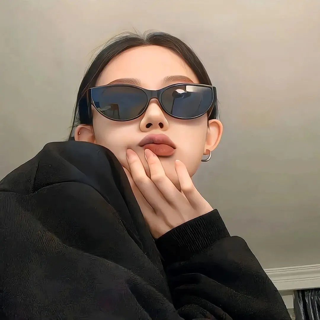 黑白照片的少女